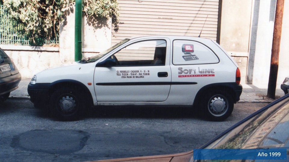 coche blanco rotulado de Soft Line en el año 1999 