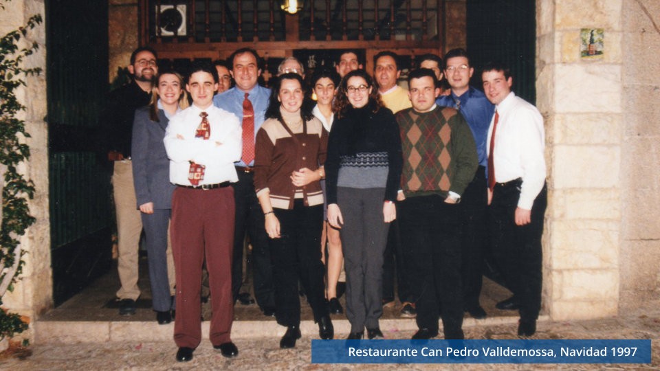 imagen de la plantilla de Soft Line del 1997 en la entrada del restaurante Can Pedro durante la cena de navidad